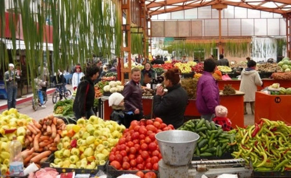 vanzatorii-din-pietele-brasovene-cer-program-ca-la-supermarket