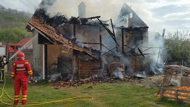 -acoperis-distrus-de-flacari-la-halmeag