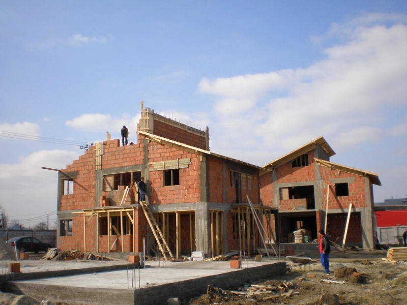 1-din-2-brasoveni-isi-construieste-singur-casa