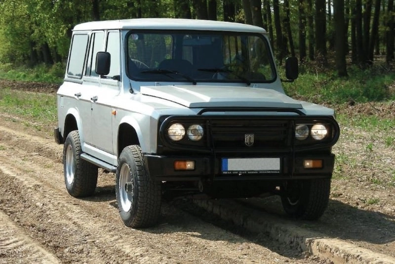 10-autoturisme-istorice-marca-aro-vor-urca-in-poiana-brasov-pe-drumul-forestier