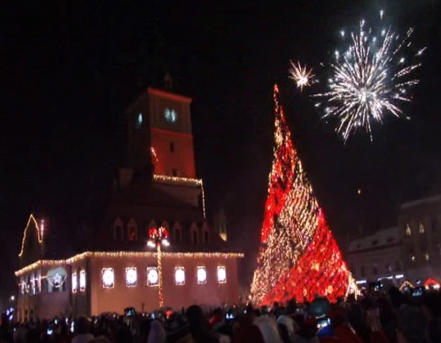 4500-de-oameni-in-piata-sfatului-de-revelion