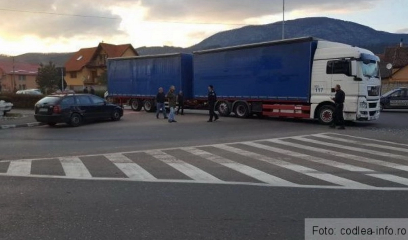 accident-la-la-codlea-un-autoturism-a-fost-acrosat-de-un-tir-in-sensul-giratoriu