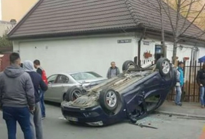 accident-masina-rasturnata-la-intersectia-strazilor-ciprian-porumbescu-si-vulturului