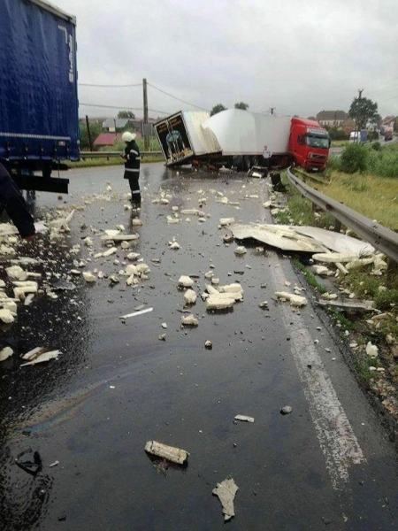 accident-rutier-cu-doua-tiruri-la-intrarea-in-rotbav