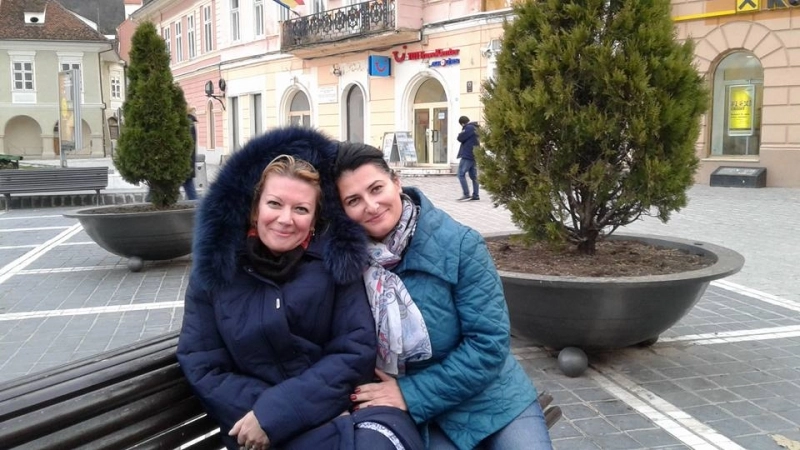 actrita-pe-scena-teatrului-particular