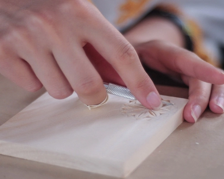 atelier-de-sculptura-la-casa-junilor-pentru-a-duce-mai-departe-tehnica-crestaturilor-in-lemn-