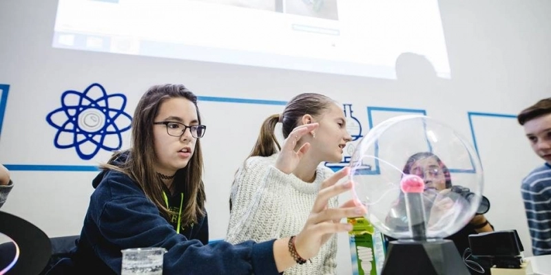 ateliere-si-cursuri-gratuite-steam-pentru-copii-si-tineri-la-brasov