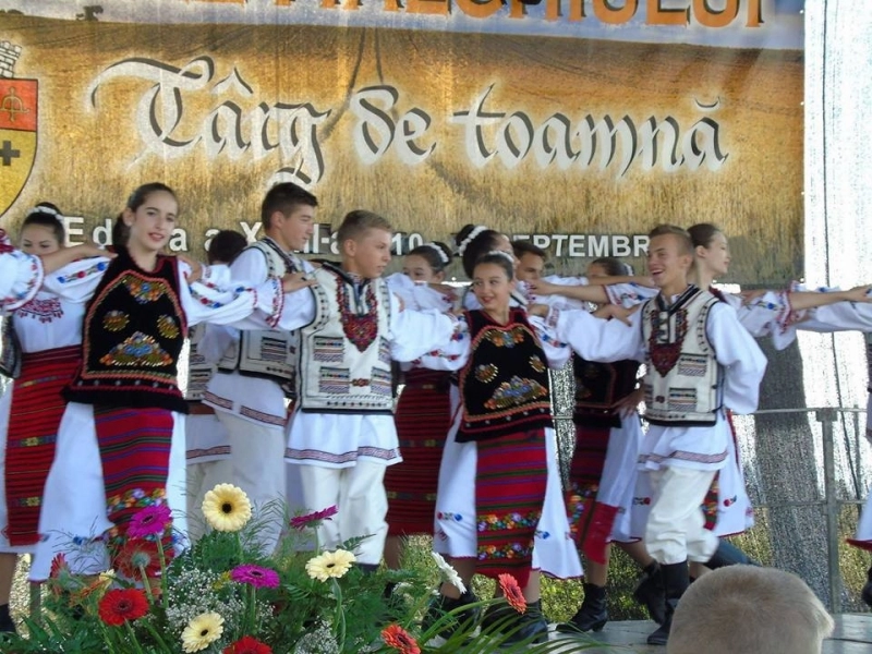 atmosfera-de-sarbatoare-si-folclor-romanesc-la-zilele-halchiului