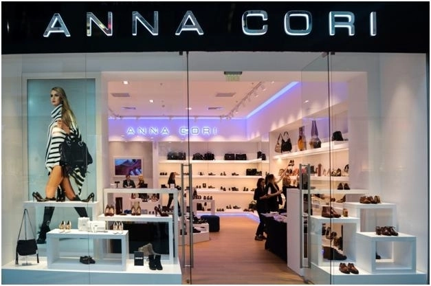 brasovenii-dar-si-turistii-au-participat-in-numar-mare-sambata-la-deschiderea-unui-nou-magazin-anna-cori