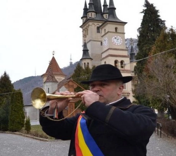 buna-vestire-ziua-in-care-la-brasov-junii-ies-cu-surla