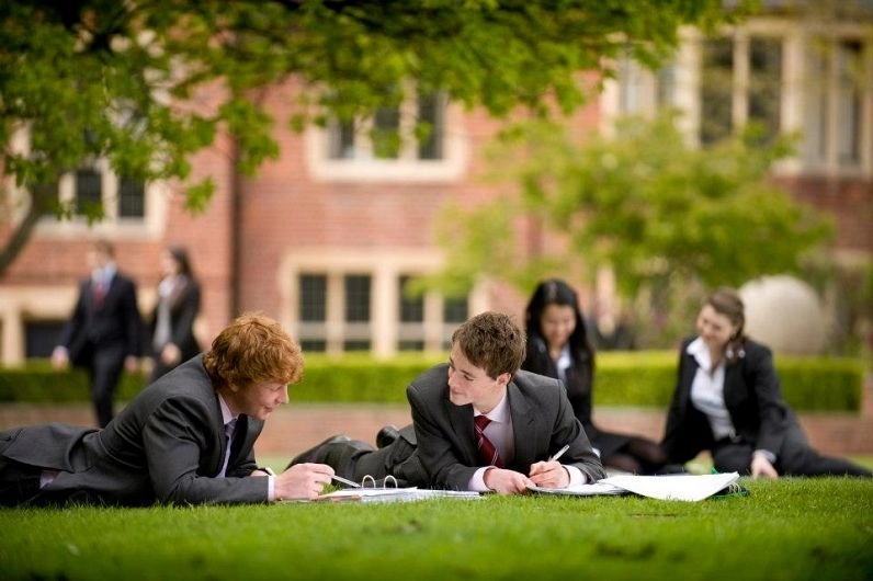 burse-de-studiu-in-marea-britanie-pentru-elevii-de-clasa-a-xa