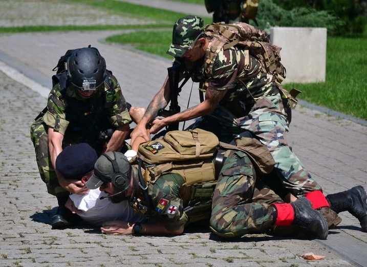 cetatea-fagarasului-gazduieste-un-concurs-inedit-patrula-airsoft-romania