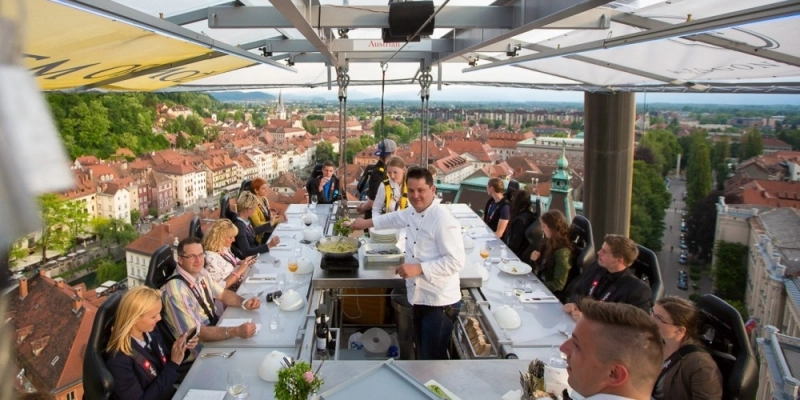 cina-la-50-de-metri-deasupra-brasovului