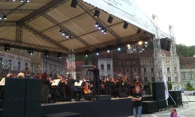 concert-sustinut-de-orchestra-filarmonicii-brasov-in-centrul-orasului