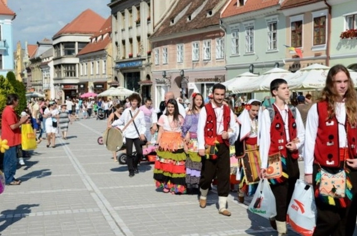 debuteaza-festivalul-international-de-folclor-garofita-pietrei-craiului