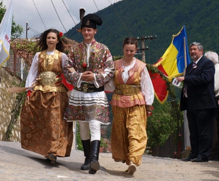 despre-portul-de-sarbatoare-al-junilor-din-scheii-brasovului