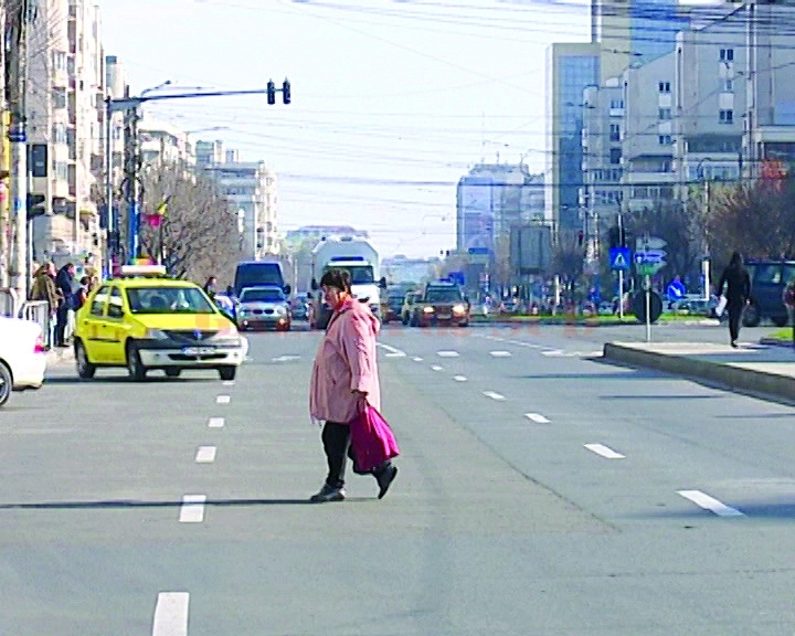 doua-batrane-ranite-grav-incercand-sa-traverseze-neregulamentar