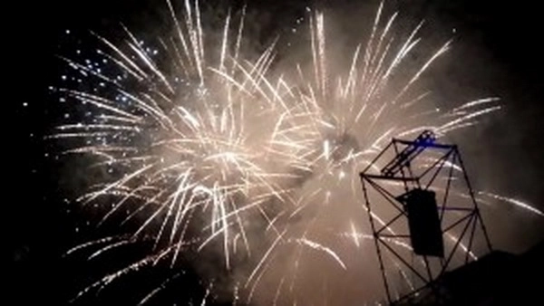 doua-focuri-de-artificii-la-sfantu-gheorghe-la-revelionul-stradal