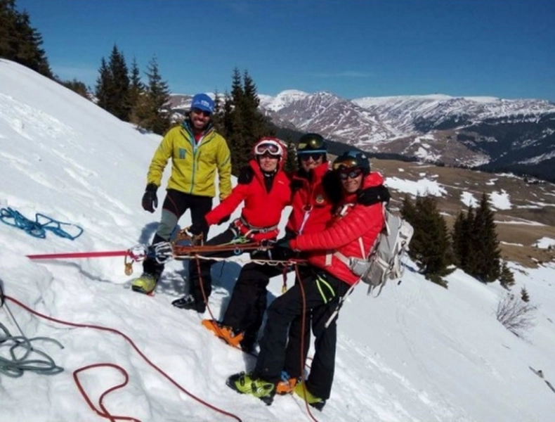 elevii-scolii-nationale-de-salvamont-sunt-instruiti-in-muntii-bucegi