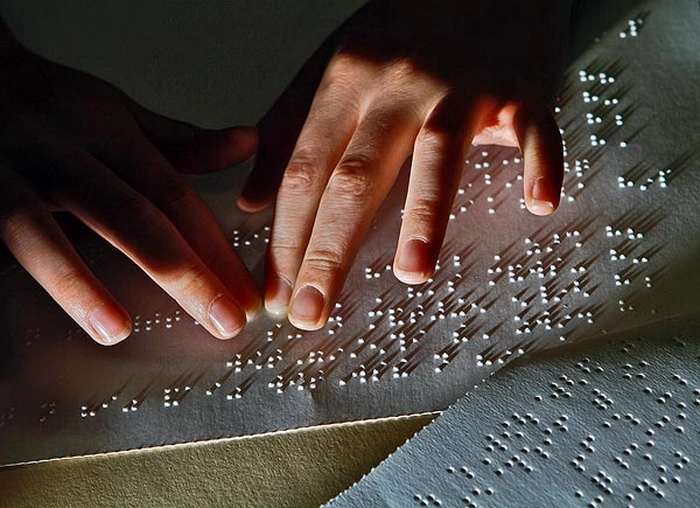 experienta-inedita-lectura-de-literatura-sf-pentru-nevazatori-din-alfabetul-braille