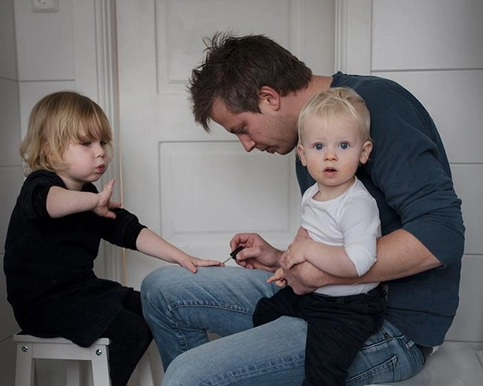 expozitie-cu-fotografii-care-infatiseaza-tatici-care-au-grja-de-copii