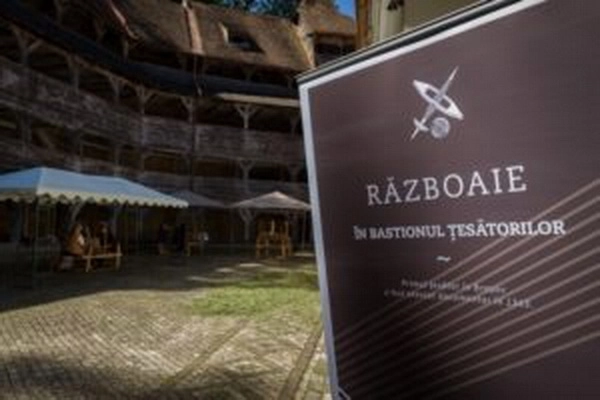 expozitie-cu-lucrari-moderne-realizate-la-razboiul-de-tesut