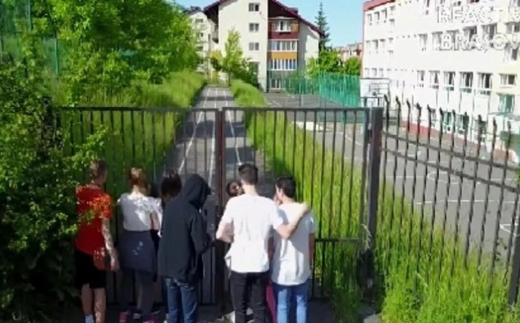 fara-lacat-pe-curtea-scolii-la-brasov