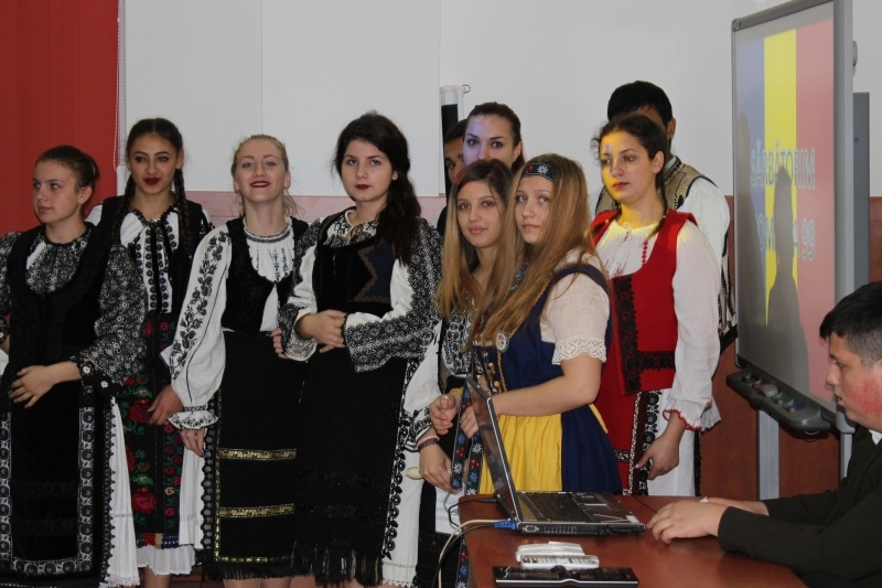 festivitati-dedicate-zilei-nationale-a-romaniei-la-liceele-radu-negru-si-dr-ioan-senchea-din-fagaras