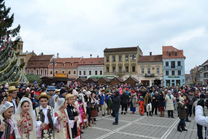 hora-unirii-in-piata-sfatului-si-spectacol-folcloric-la-reduta-pe-1-decembrie