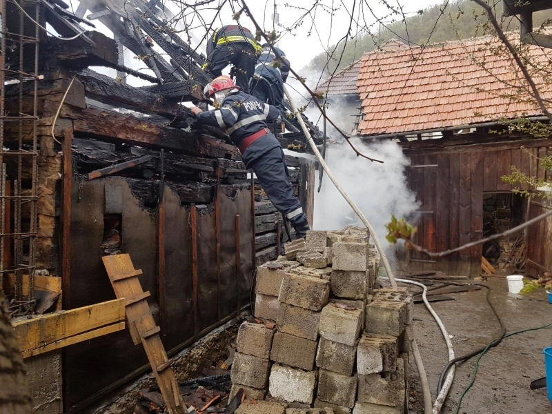 incendiu-la-o-casa-in-poiana-marului-pericol-de-extindere