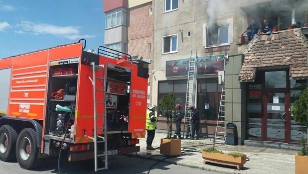 incendiu-la-un-bloc-turn-din-cartierul-triaj