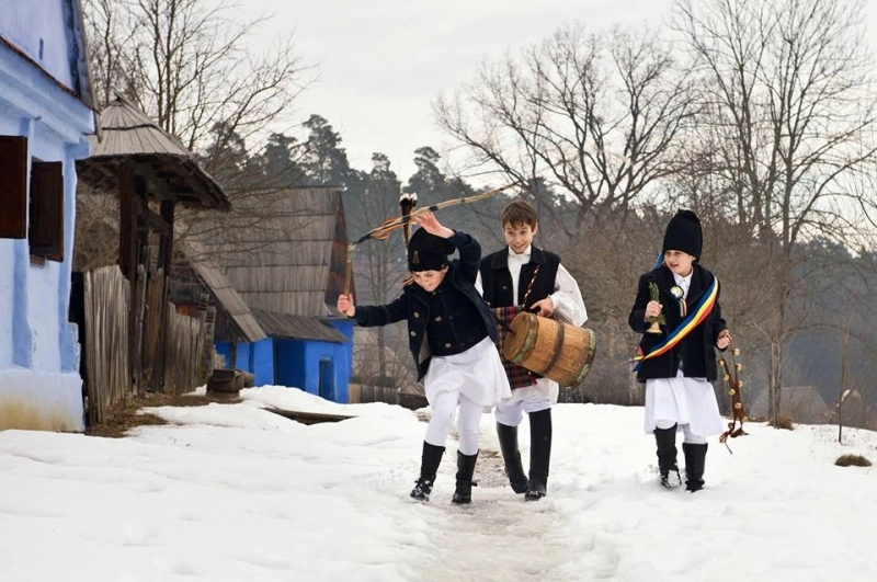 junii-colinda-in-piata-unirii