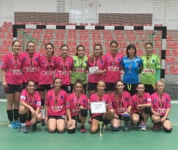 junioarele-handbaliste-de-la-clubul-corona-siau-adjudecat-cupa-onesti