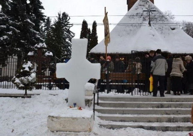 la-biserica-academiei-fortelor-aeriene-henri-coanda-vegheza-o-cruce-de-gheata-