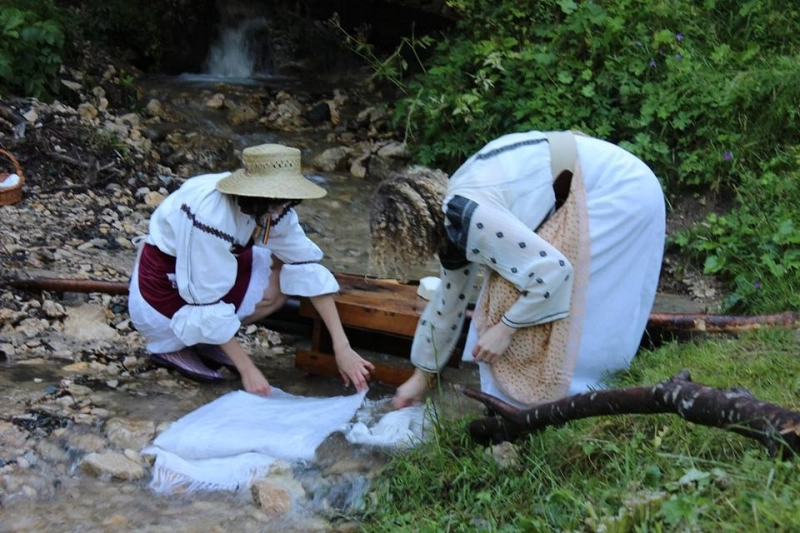 la-pietrele-lui-solomon-se-vor-spala-rufe-ca-acum-100-de-ani