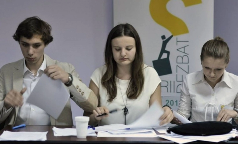 liceenii-din-brasov-se-intrec-la-olimpiada-de-dezbateri