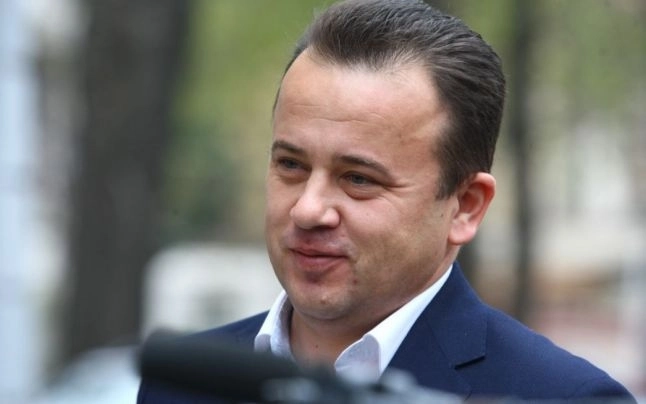 ministrul-educatiei-cauta-un-absolvent-de-liceu-pe-post-de-consilier