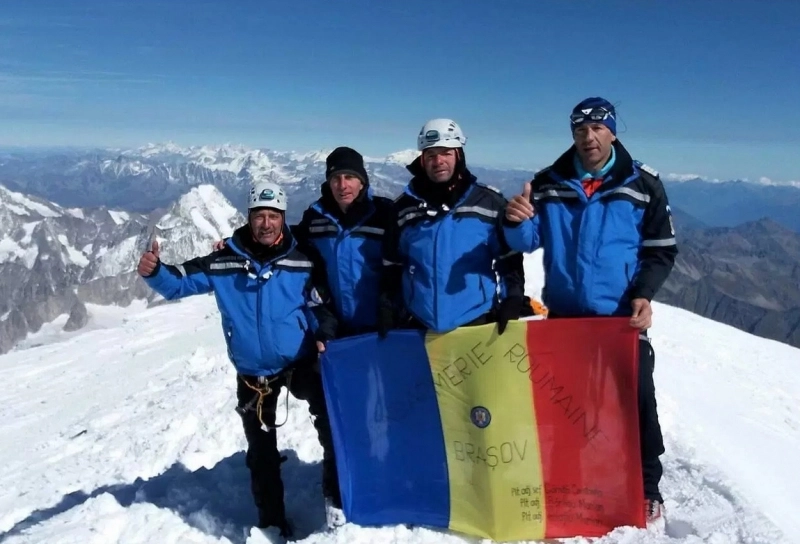 patru-jandarmi-montani-din-brasov-au-cucerit-varful-mont-blanc