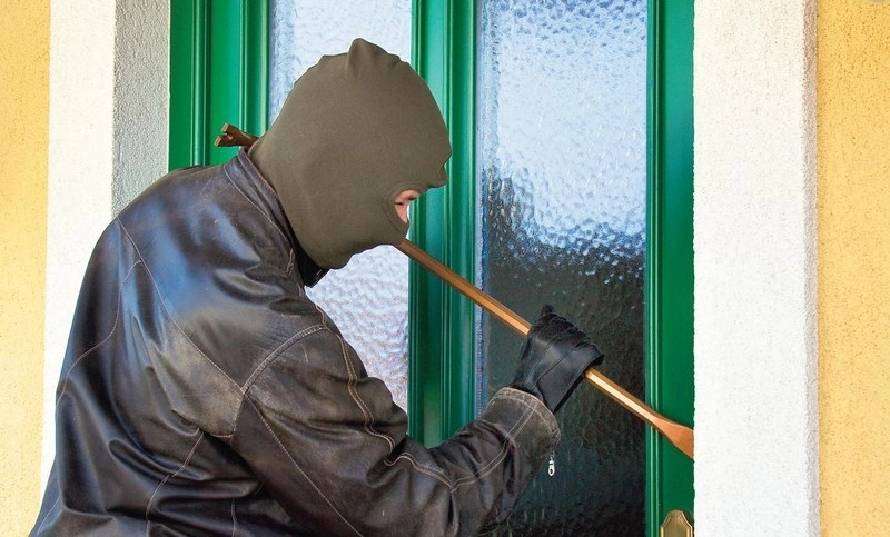 patru-tineri-acuzati-de-furt-calificat