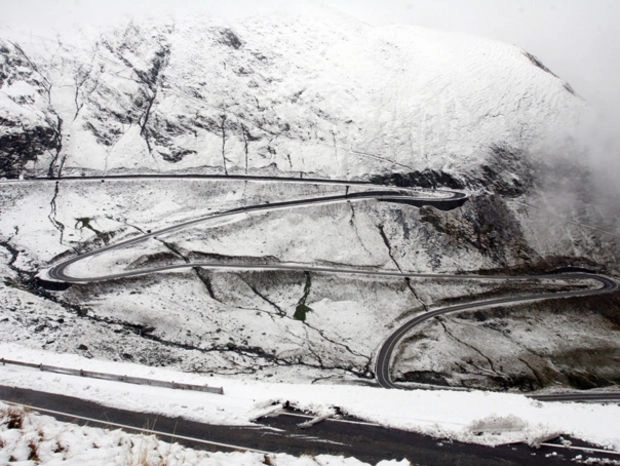 pe-transfagarasan-si-pe-platoul-bucegilor-a-venit-iarna