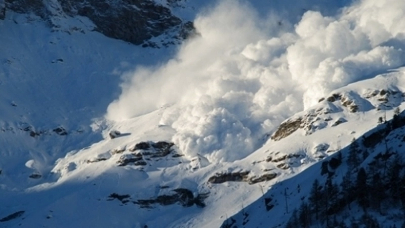 pericol-de-avalanse-in-muntii-fagaras-(1)