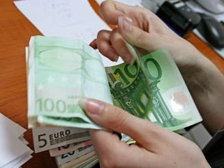 peste-670000-de-romani-au-restante-la-banci