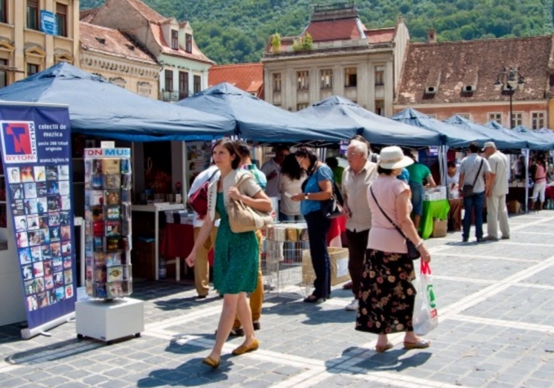 piata-sfatului-devine-aleea-cartii-in-cadrul-festivalului-de-carte-si-muzica-libris-brasov-