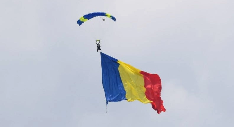 pilotii-si-parasutistii-din-brasov-au-ridicat-tricolorul-la-sfantu-gheorghe