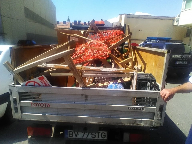 politistii-locali-continua-strangerea-dispozitivelor-improvizate-de-brasoveni-pentru-ocuparea-locurilor-de-parcare-