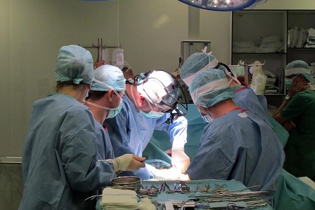 prima-operatie-robotica-la-brasov