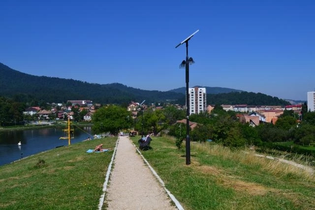 primaria-vrea-sa-monteze-lampadare-mai-rezistente-la-lacul-noua