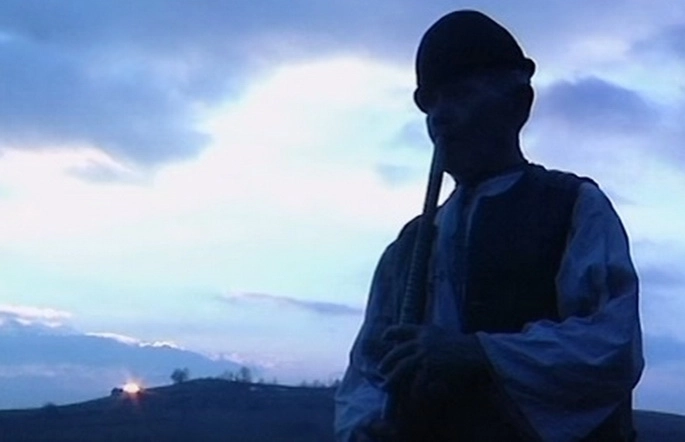 proiectie-in-aer-liber-a-unui-film-despre-oierit-si-traditii-in-cadrul-festivalului-sus-pe-muntele-din-jina