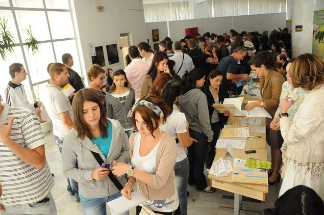 romanii-una-studiaza-alta-lucreaza