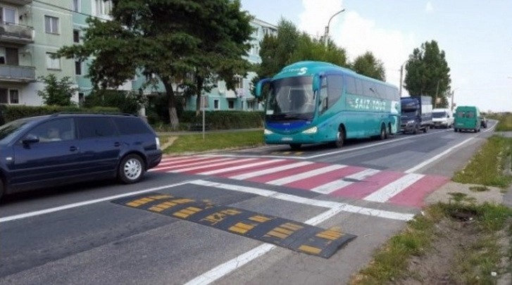 sau-montat-limitatoare-de-viteza-inainte-de-doua-treceri-de-pietoni-din-codlea